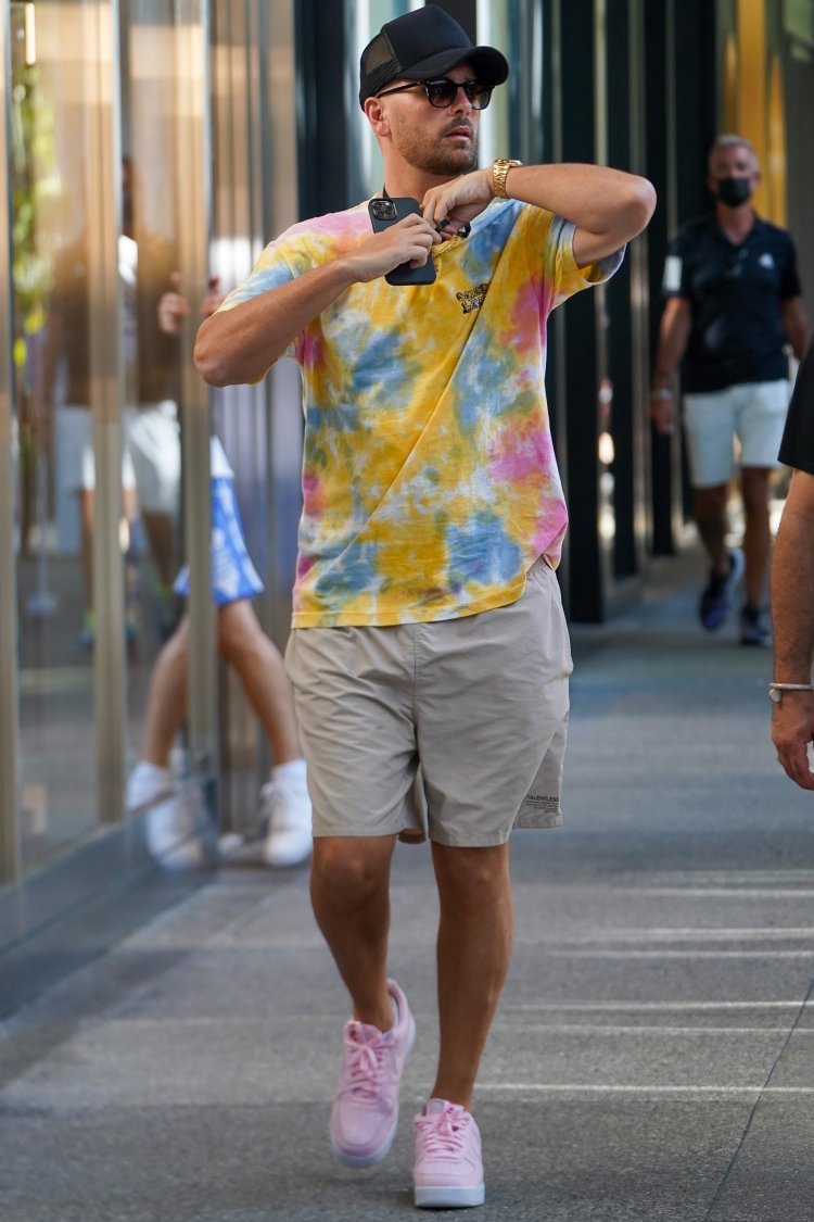 *EXCLUSIVE* Scott Disick shops in Bal Harbour with friends