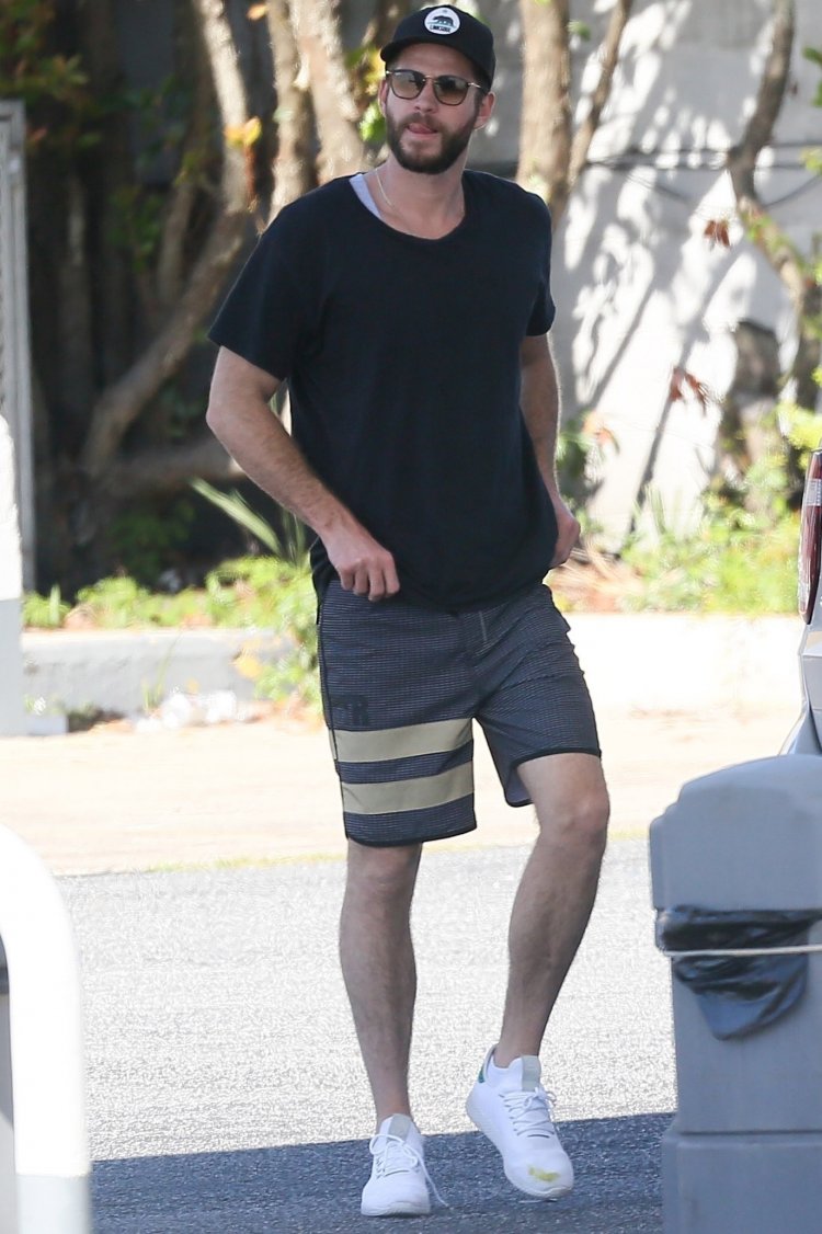 *PREMIUM-EXCLUSIVE* Liam Hemsworth and Miley Cyrus go for a day date on Tybee Island
