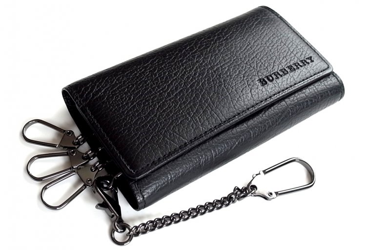 Burberry Key Case with Chain ", which allows you to fully enjoy the texture of leather with high quality materials.
