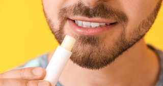 リップバームとリップクリームの違いって？それぞれのおすすめ品も併せて紹介