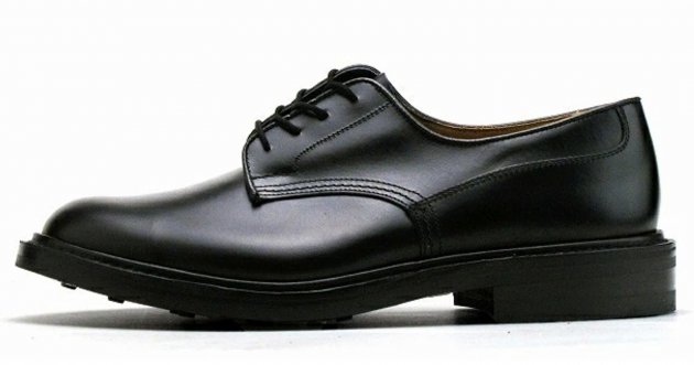 What are the six characteristics of the Trickers “Woodstock” external plain toe shoe?