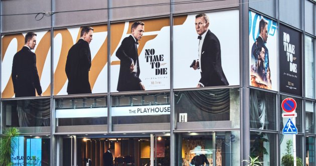 ヴァルカナイズ・ロンドン@ザ・プレイハウスに、映画『007』シリーズ最新作の巨大ヴィジュアルが出現中