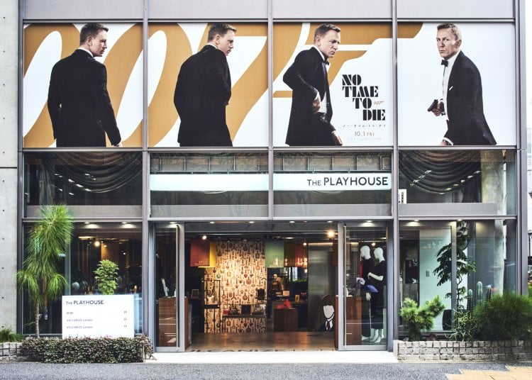 ヴァルカナイズ・ロンドンの南青山店には、映画『007』シリーズ最新作の巨大屋外ビジュアルが出現中