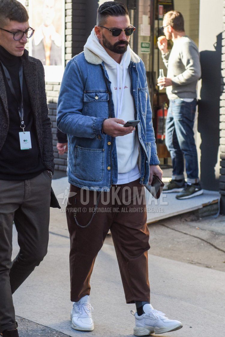 Ray-Ban Clubmaster Thermomaster brown tortoiseshell sunglasses, Carhartt plain blue denim jacket, white one-point hoodie, plain brown chinos, plain brown ankle pants, multi-colored checked socks, white low-cut sneakers for fall and winter. Men's Codes and Outfits.
