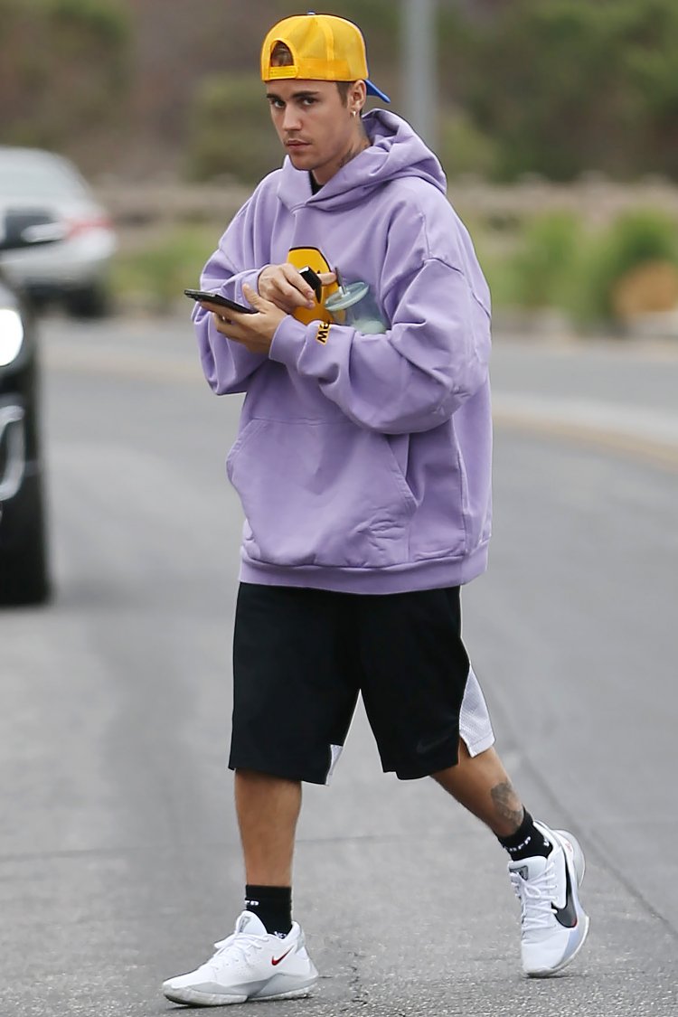 Justin Bieber hiking in Hollywood as some fans spotted him along his exercise snapping pics of the Canadian singer