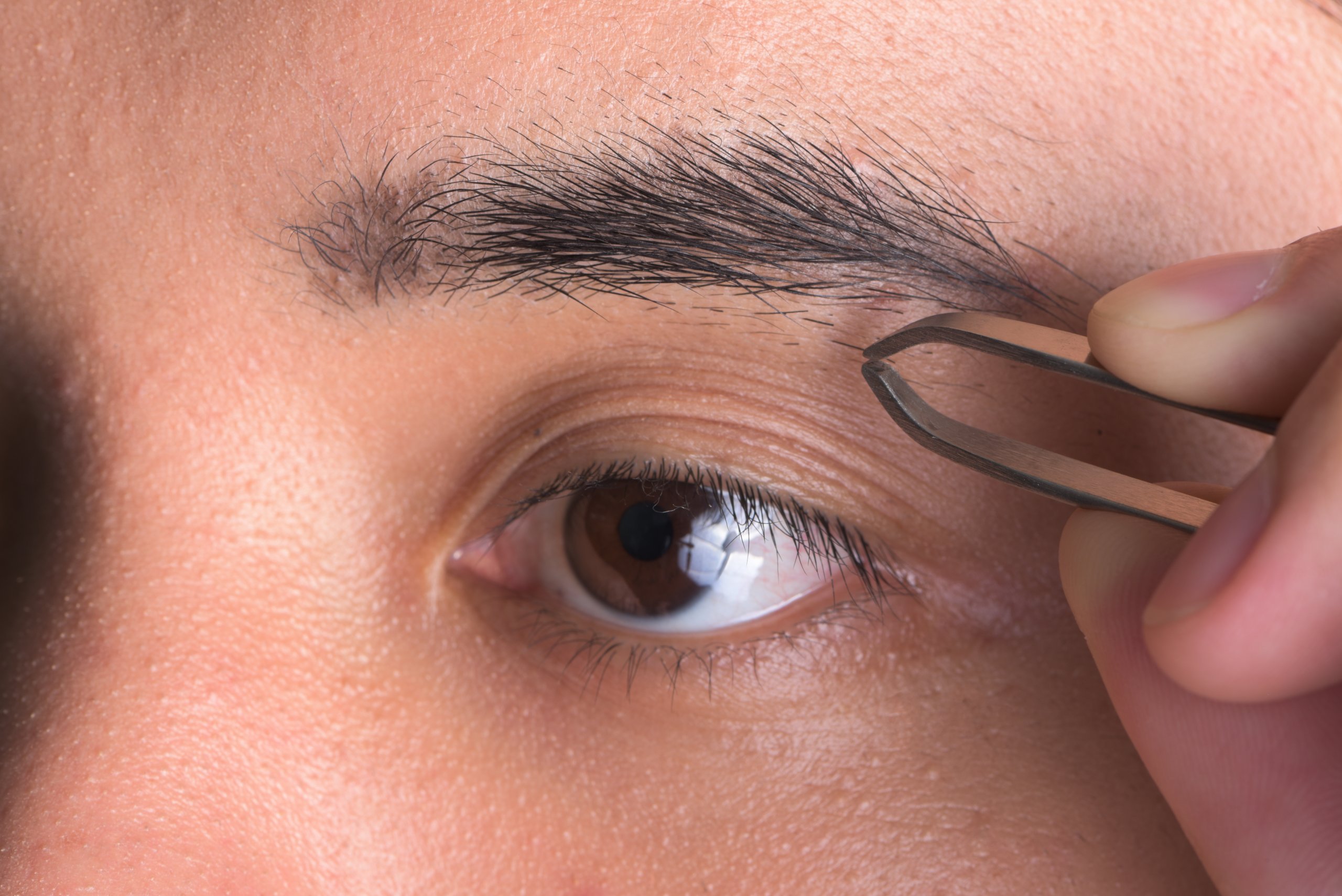 メンズ眉毛の正しい整え方とは 初心者でも簡単に モテ眉 が作れる方法を伝授 メンズファッションメディア Otokomae 男前研究所 ページ 2 ページ 2