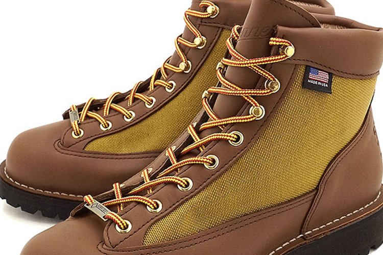 Danner Lite's Attraction #2: "Speed Hooks, a must for outdoor boots."