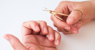 指のささくれ、正しくケアできる？原因や対処法、予防におすすめのアイテムを紹介