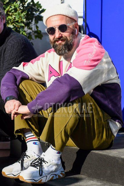 Men's spring/autumn coordinate and outfit with plain white knit cap, clear plain sunglasses, multi-colored top/inner sweatshirt, plain beige slacks, white one-pointed socks by Chempion, and white low-cut sneakers.