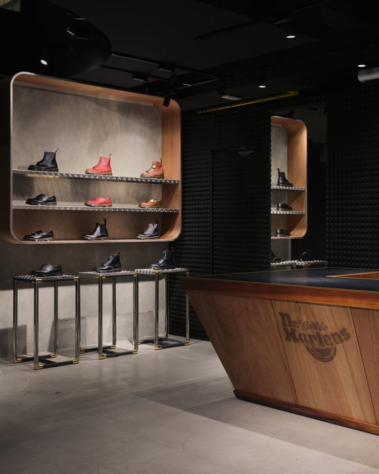 Visit the store to check out the products you are interested in! Dr. Martens SHOWROOM TYO, the world's first Dr. Martens concept store, brings you new culture!