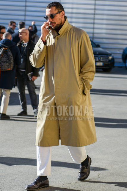 Men's fall/winter coordinate and outfit with plain beige stainless steel stainless steel collar coat, plain white cotton pants, plain white cropped pants, dark gray plain socks, and brown coin loafer leather shoes.