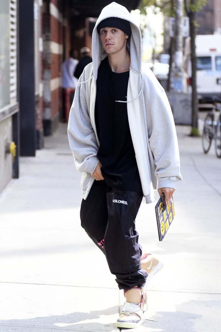 Justin Bieber Goes to a Drew Meeting in New York City this morning after having lunch