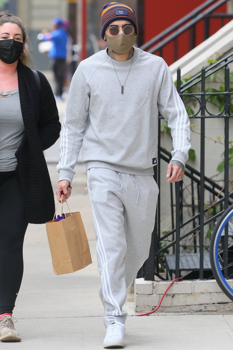 Zayn Malik heads to a corner store for some items