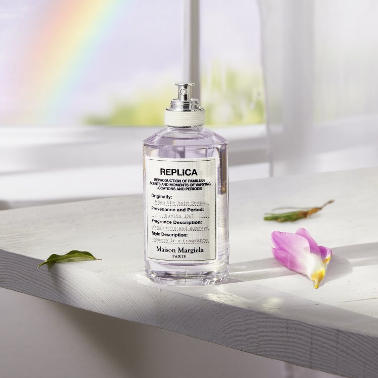 mainメゾン マルジェラの人気フレグランス「レプリカ」の新作は、雨上がりの余韻と淡い陽光の香りを表現
