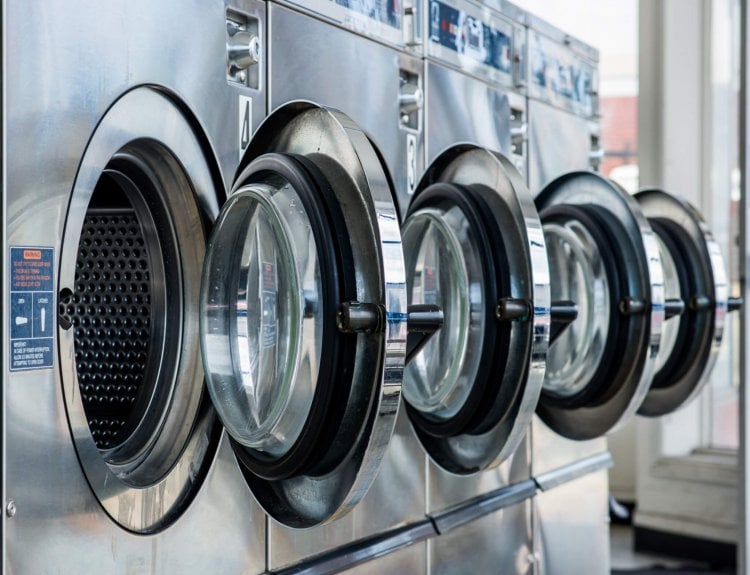 ウォッシャブルスーツを洗濯する際のポイント「スーツを洗う際はジャケットとパンツを一緒に！洗濯頻度は月1〜2回程度に抑える」