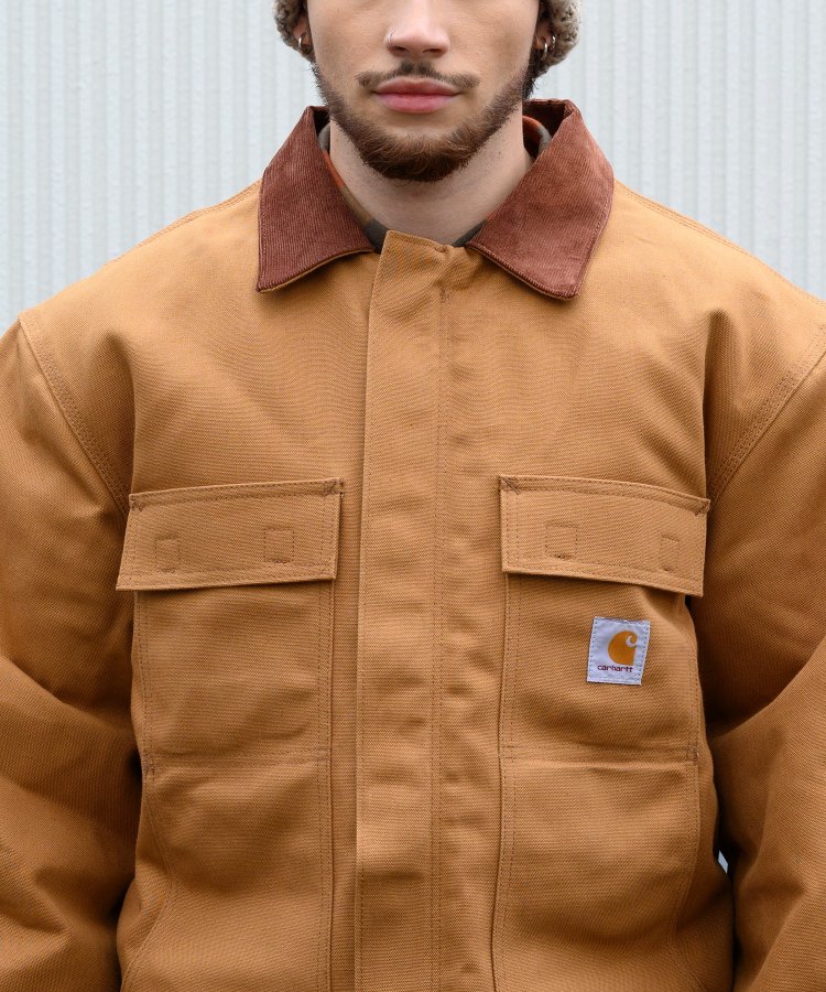 Attraction of Carhartt Traditional Coats (4) "High functionality of front pockets and velcro."