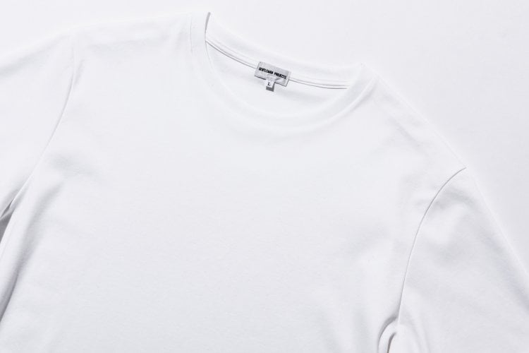 ビジネスコーデに使えるTシャツ選びのポイント①「開きすぎないネックの形状」
