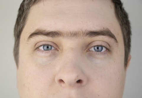 Just thinning the eyebrows can completely change the impression! It also improves your masculinity and cleanliness.
