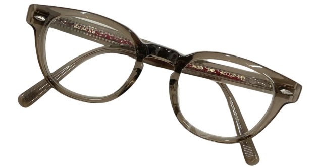 The charm of the Boslington model “Webb” from EYEVAN, a proudly Japanese eyewear brand.