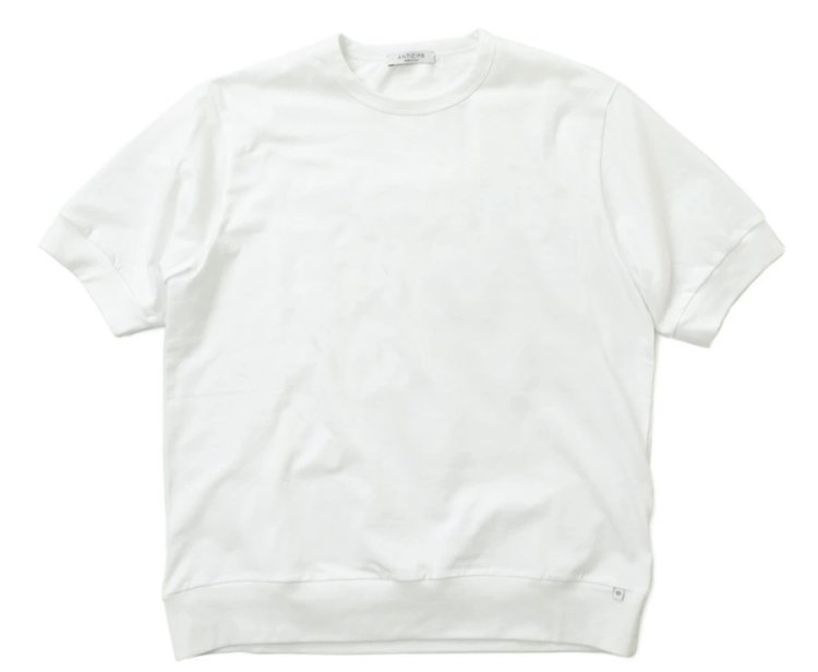 ANTICIPO" is a popular brand of high-quality white T-shirts.