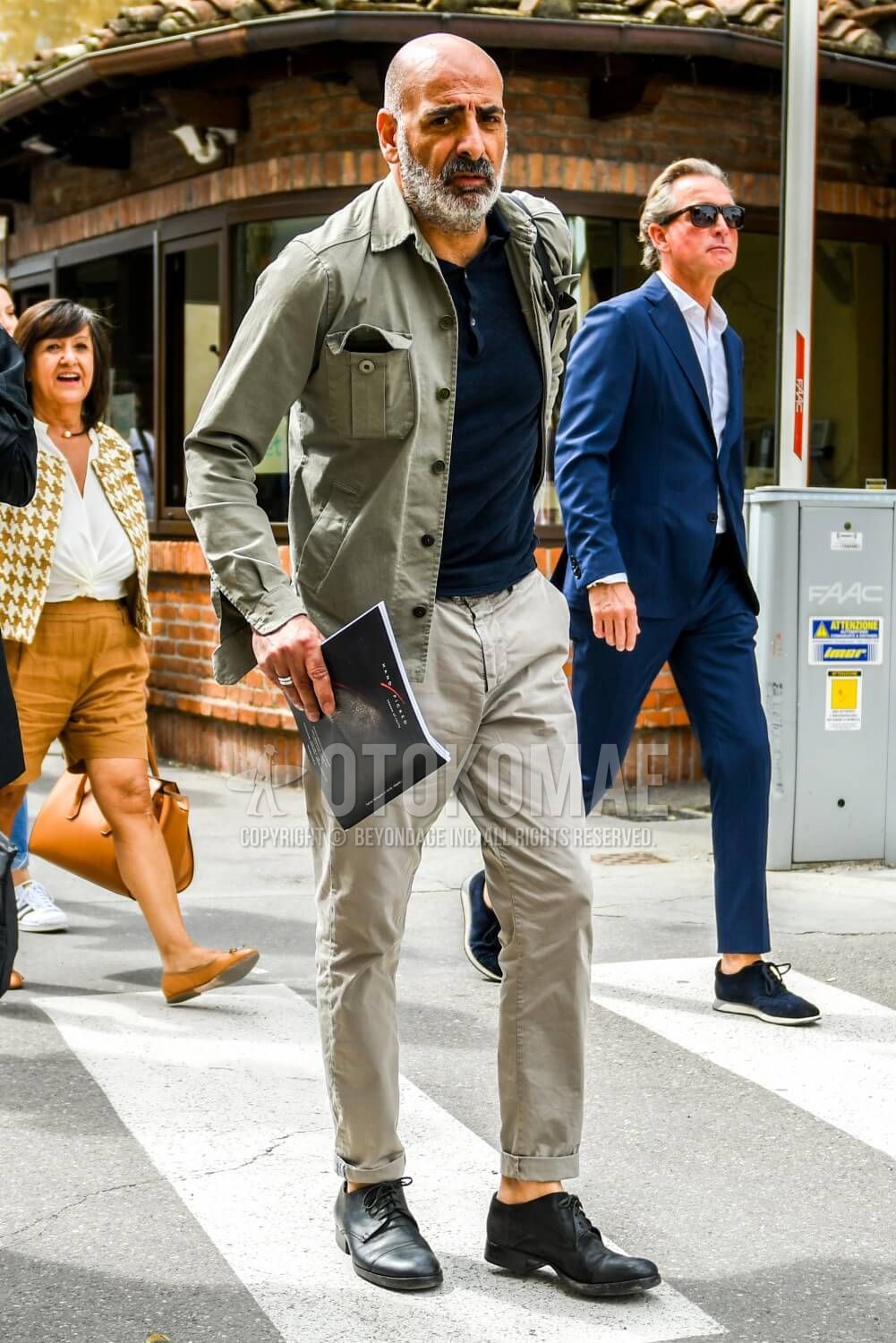 ポロシャツ重ね着コーデ９選 お手本になる洒落者のスナップを紹介 オリーブグリーン無地のシャツジャケット 黒無地のポロシャツ ベージュ無地のチノパン 黒ストレートチップの革靴を合わせた春夏秋のメンズコーデ 着こなし Otokomae 男前研究所