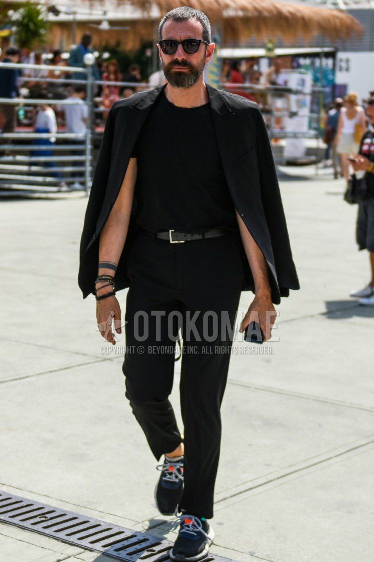 Men's spring, summer, and fall outfits and outfits with plain black sunglasses, plain black t-shirts, plain black leather belts, black low-cut sneakers, and plain black suits.