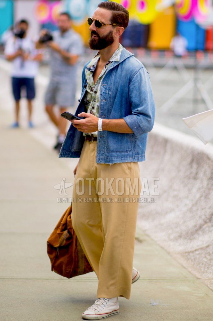 Brown tortoiseshell sunglasses, light blue/blue solid denim jacket, green botanical shirt, brown solid leather belt, yellow/beige solid cropped pants, yellow/beige solid wide pants, yellow/beige solid slacks, white sneakers, brown Solid color tote bag, spring/summer men's coordinate and outfit.