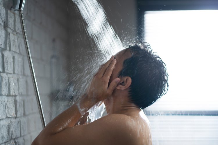 肌トラブルを招くNG習慣④「シャワーで洗い流すのも×」