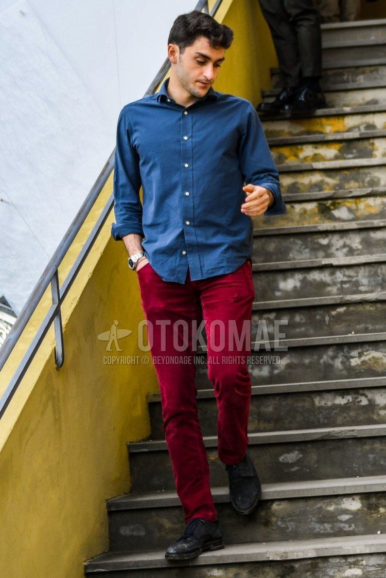 Men's spring/summer/autumn coordinate and outfit with plain blue shirt, plain red winter pants (corduroy, velour), and black wingtip leather shoes.
