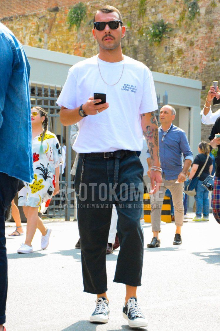 Ray-Ban Wayfarer Wellington plain black sunglasses, white graphic t-shirt, plain black leather belt, plain dark gray chinos, plain dark gray cropped pants, plain dark gray wide-leg pants, Converse Check Taylor black low-cut sneakers Men's spring and summer coordinates and outfits.