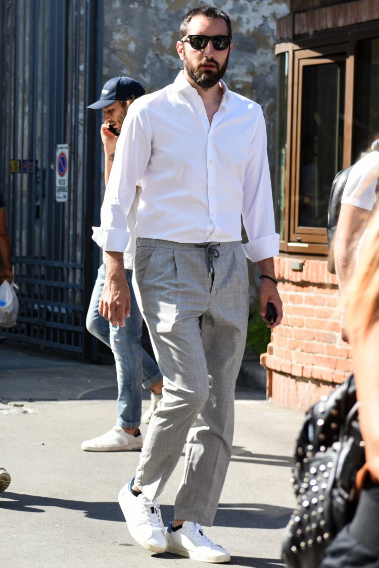 これでメンズ夏コーデは迷わない 22年の流行服と着こなしのバリエーションを広げる２６のヒントを紹介 デコラティブなイージー仕様の装飾をみせるように白シャツをタックインしてコーディネート Otokomae 男前研究所