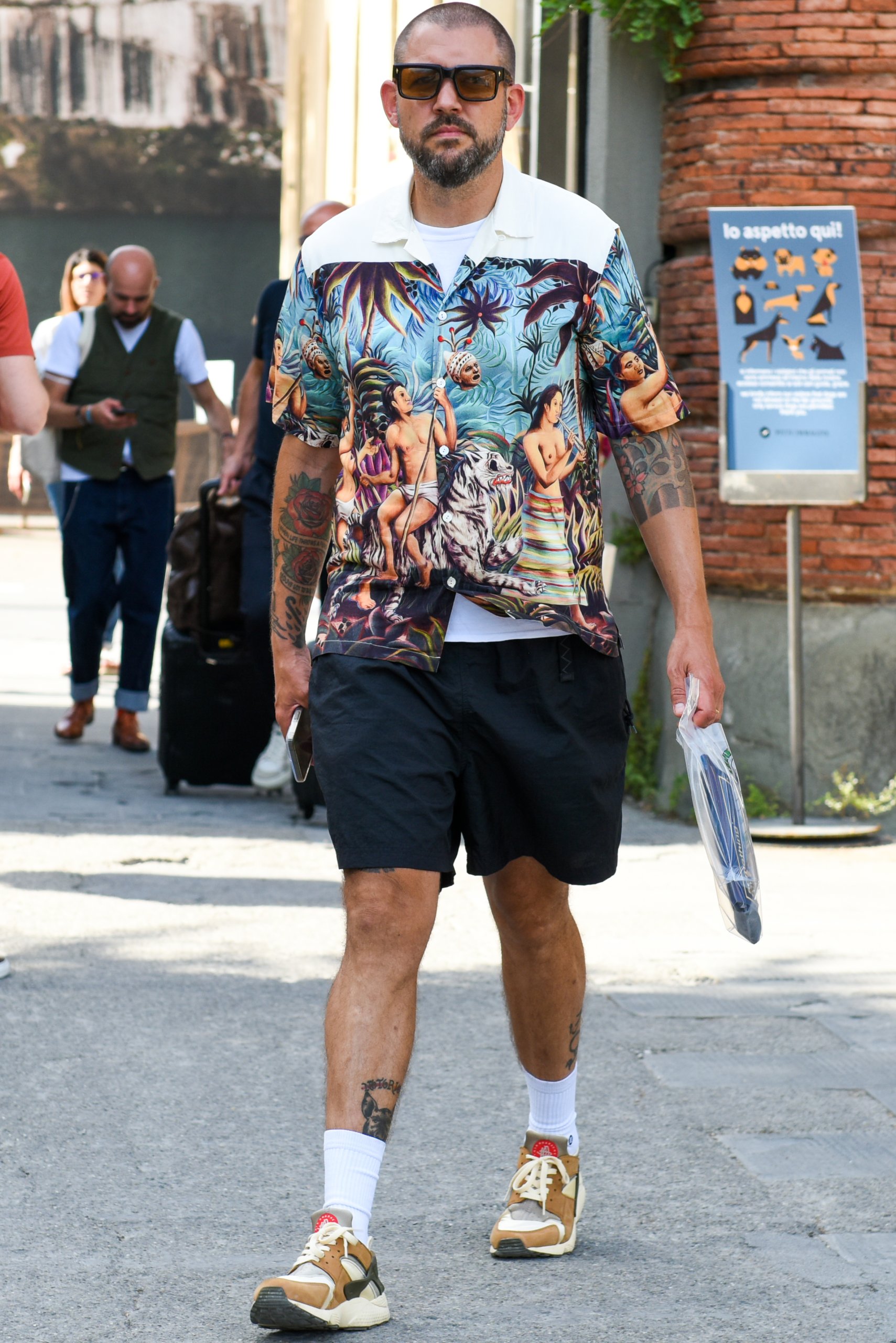 ショートパンツを穿いたメンズ夏コーデをおしゃれにキメるなら 海外ストリートスナップで着こなし事例をチェック メンズファッションメディア Punipunijapanshops 男前研究所