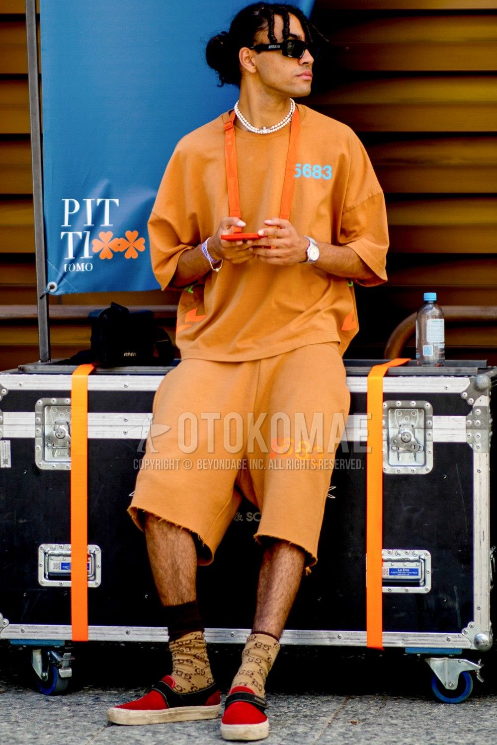 夏に映えるオレンジパンツを使ったメンズコーデ集 メンズファッションメディア Otokomae 男前研究所