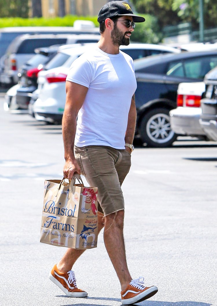 EXCLUSIVE: Jesse Metcalfe Picks Up Groceries At Bristol Farms In Los Angeles
