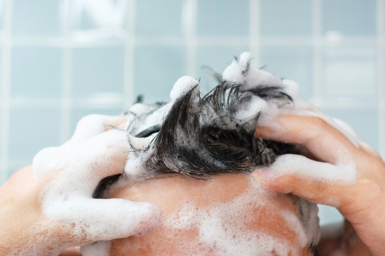 髪をサラサラにする方法②「念入りすぎる洗髪は逆効果！髪と頭皮を労わるなら優しいシャンプーを」