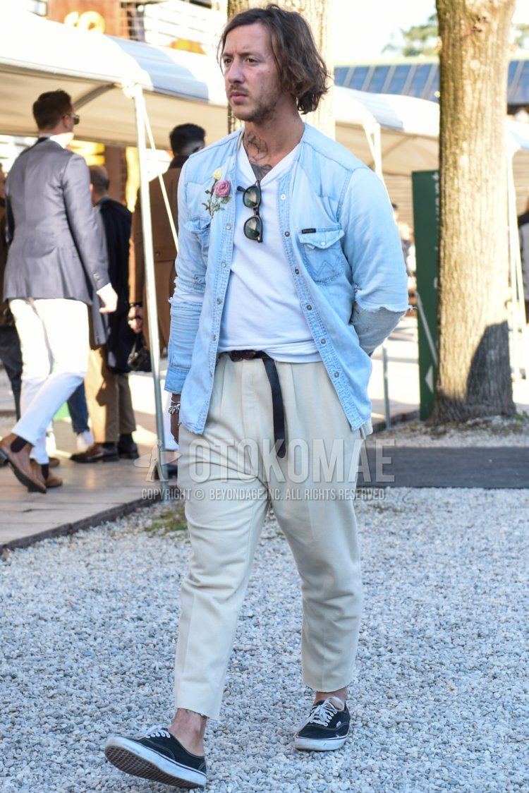 Solid black sunglasses, solid light blue denim/chambray shirt, solid white t-shirt, solid black leather belt, solid beige chinos, solid beige cropped pants, solid beige pleated pants, Vans Authentic black low-cut sneakers for spring and fall Men's Codes and Outfits.
