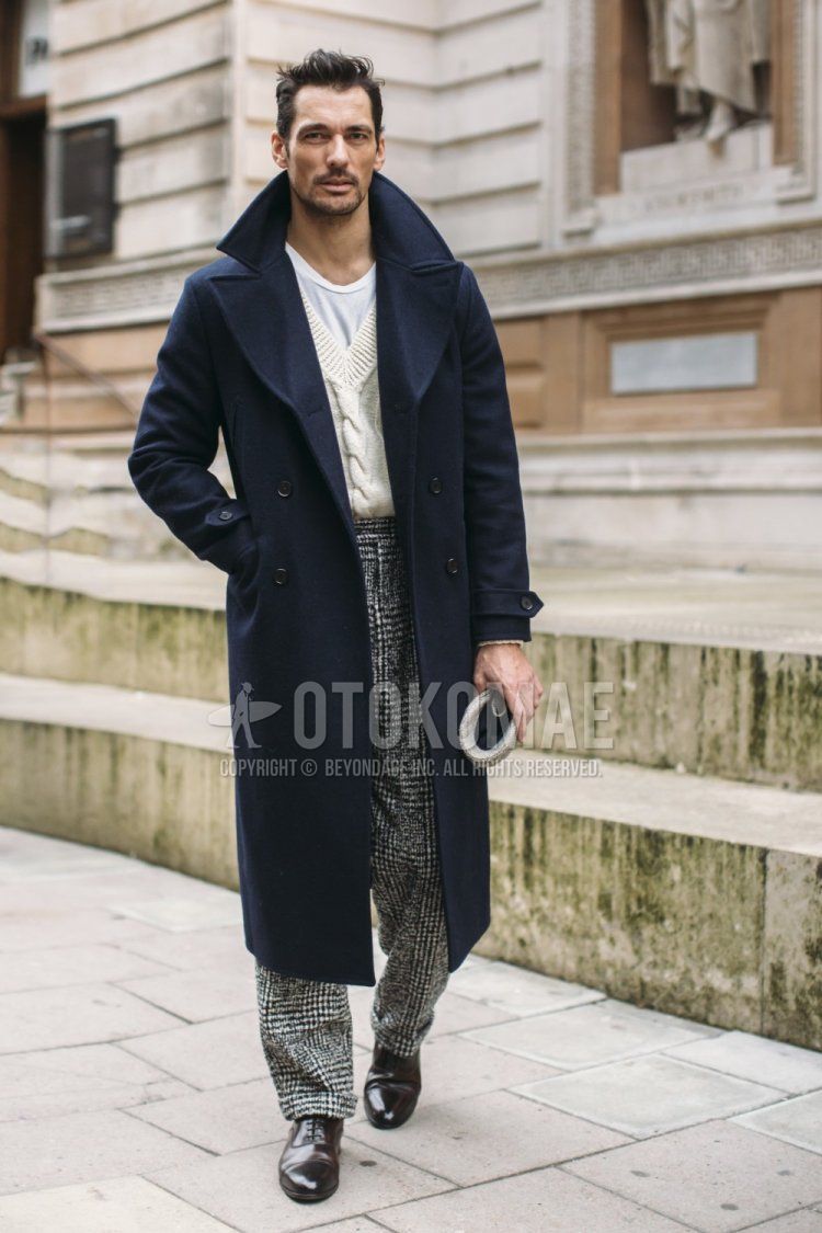 Spring and winter men's coordinate and outfit with plain navy Ulster coat, plain white T-shirt, plain white sweater, gray checked slacks, and brown straight tip leather shoes.