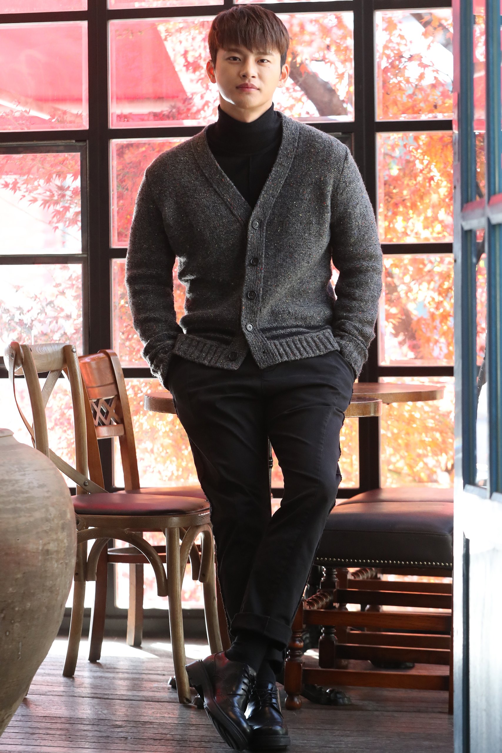 Vネックカーディガンを着こなすコツは スナップをもとにメンズコーデサンプルを紹介 メンズファッションメディア Otokomae 男前研究所 ページ 3 ページ 3