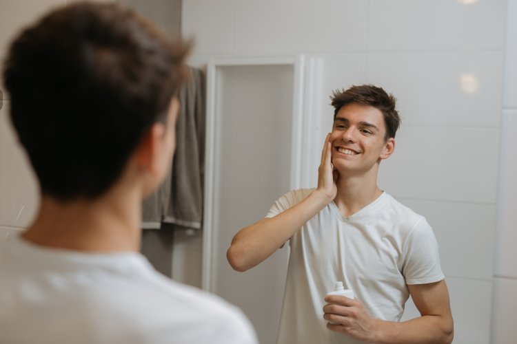 皮脂テカリが気になる男の肌…化粧水を使うべき？