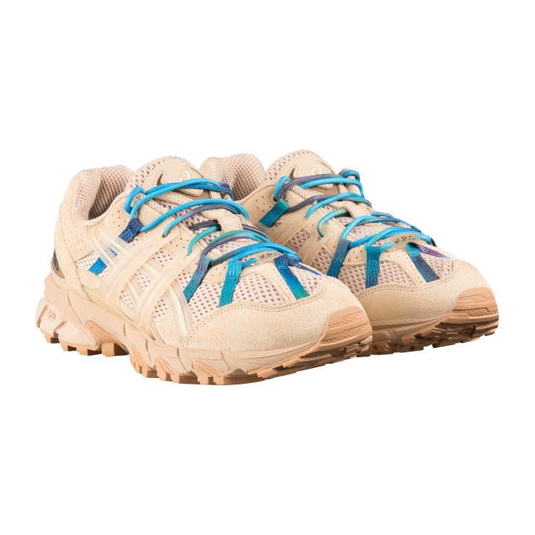 A.P.C. and ASICS collaborate! GEL-SONOMA 15-50" in three colors with tie-dye patterned laces.
