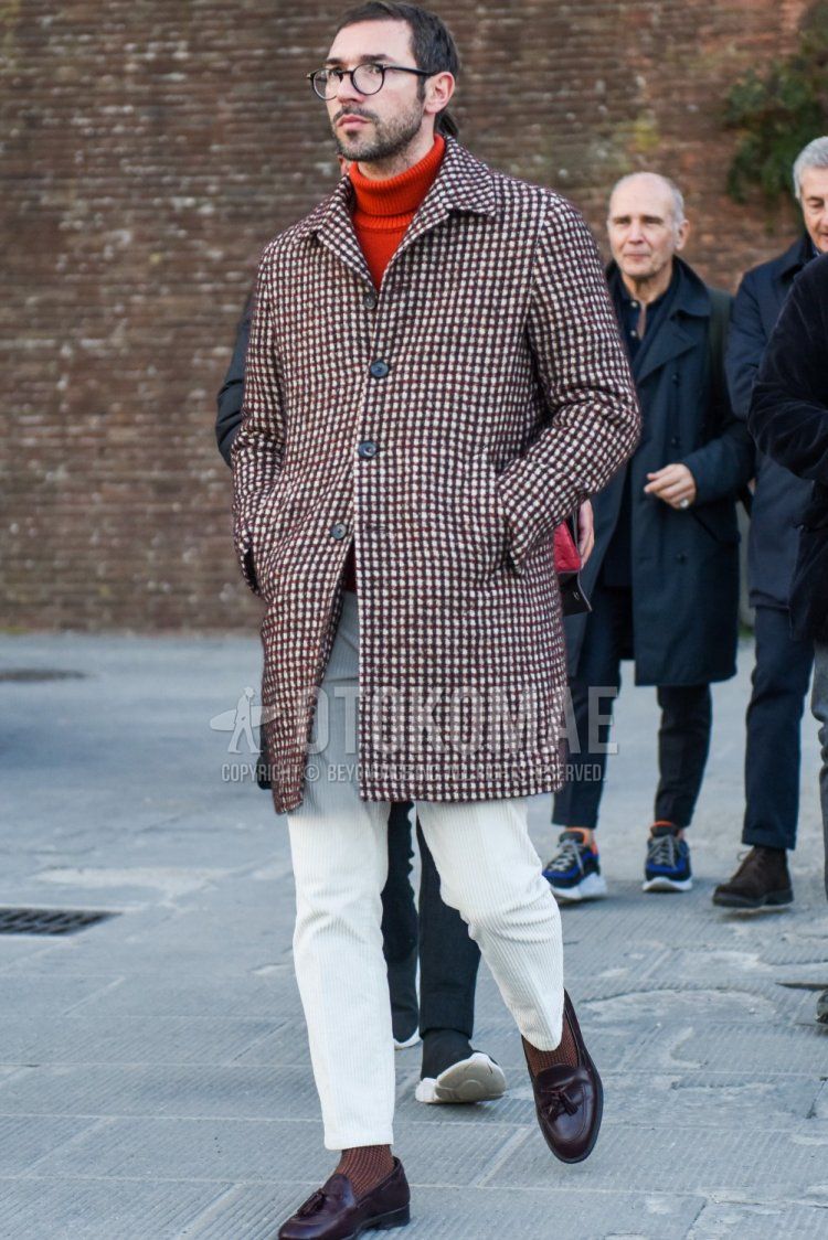 Men's fall/winter coordinate and outfit with plain black glasses, brown/white outer stainless coat, plain orange turtleneck knit, plain white winter pants (corduroy, velour), plain white cropped pants, beige checked socks, brown tassel loafer leather shoes .