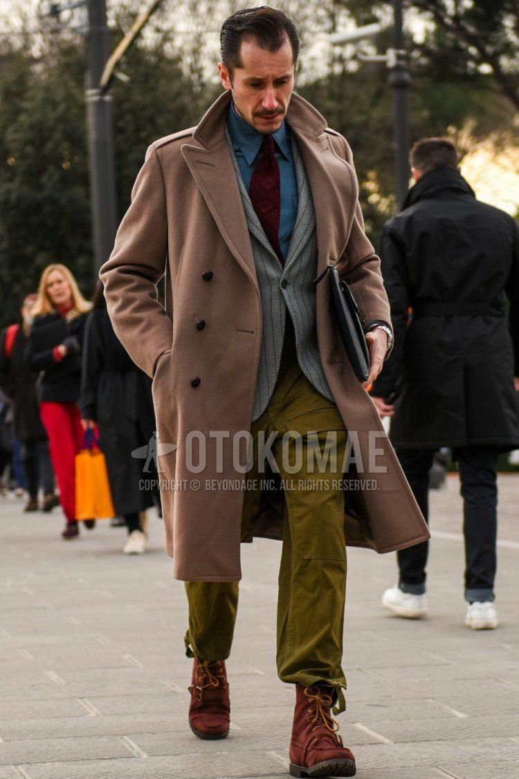 Beige solid color chester coat, gray striped tailored jacket, light blue solid color denim/chambray shirt, olive green solid color cargo pants, brown work boots, black solid color clutch bag/second bag/drawstring, red tie tie for fall/winter Men's Codes and Outfits.