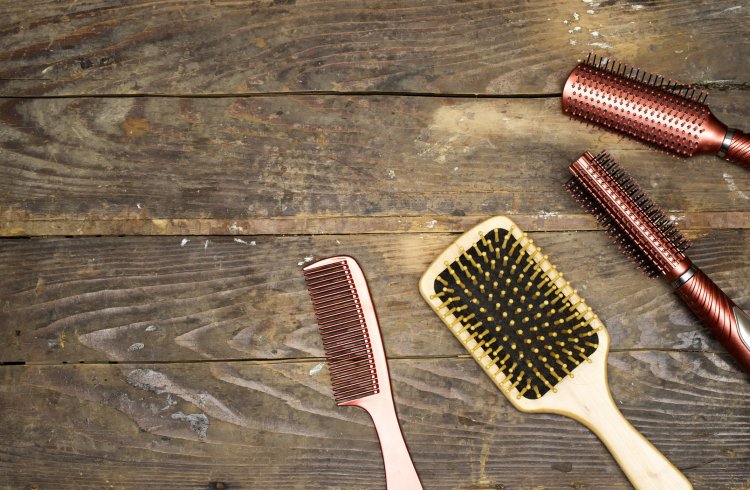 Difference between a comb and a brush
