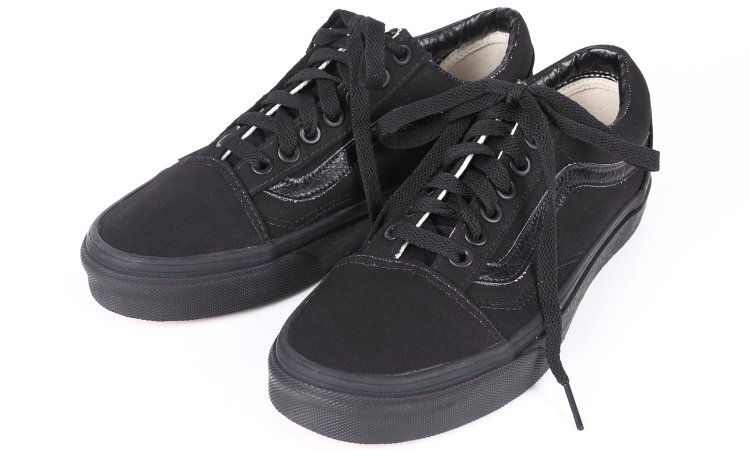 The appeal of pitch-black sneakers (1) "Outstanding versatility in any coloring or style of coordination.