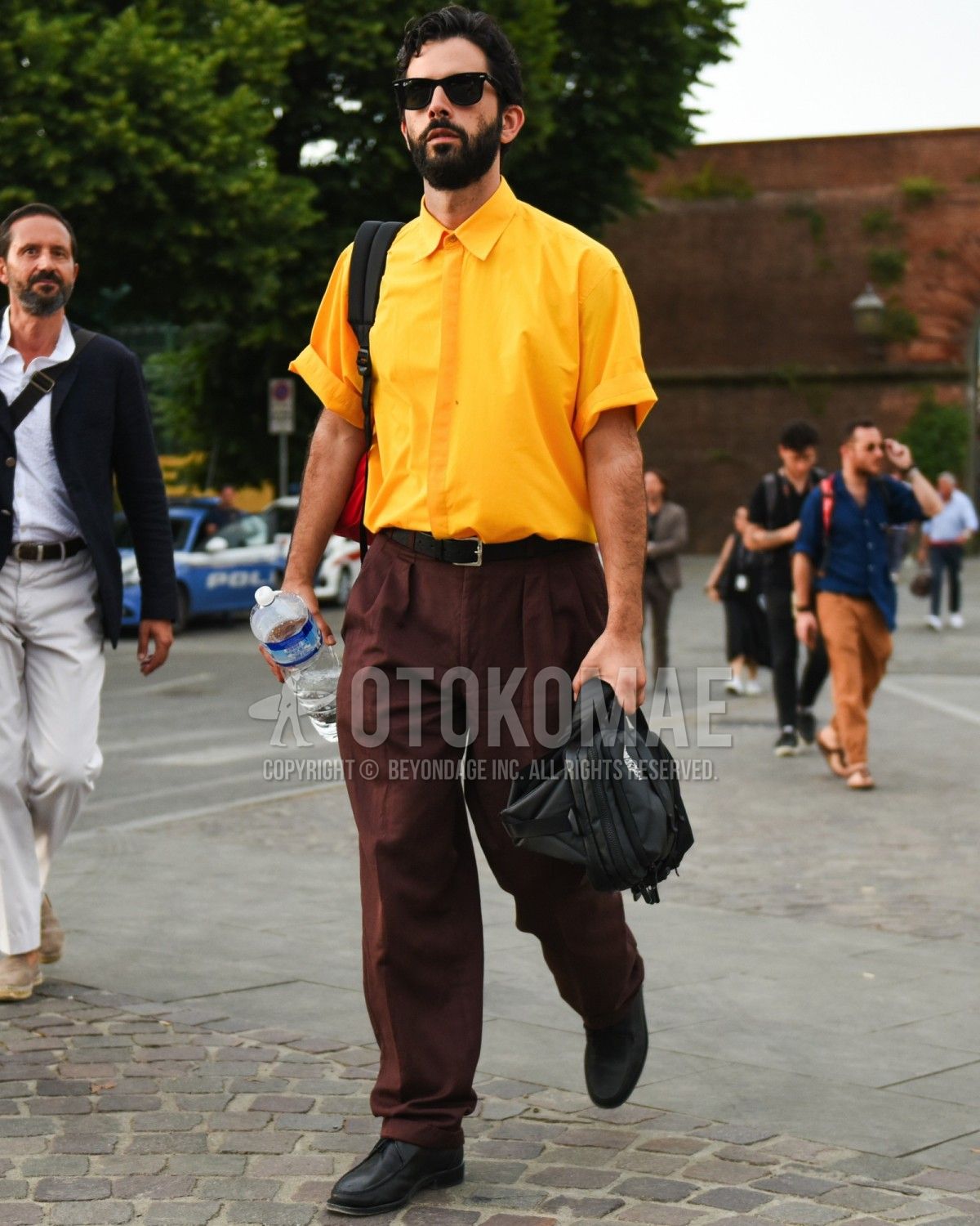 yellow shirt and brown pants style｜TikTok Search