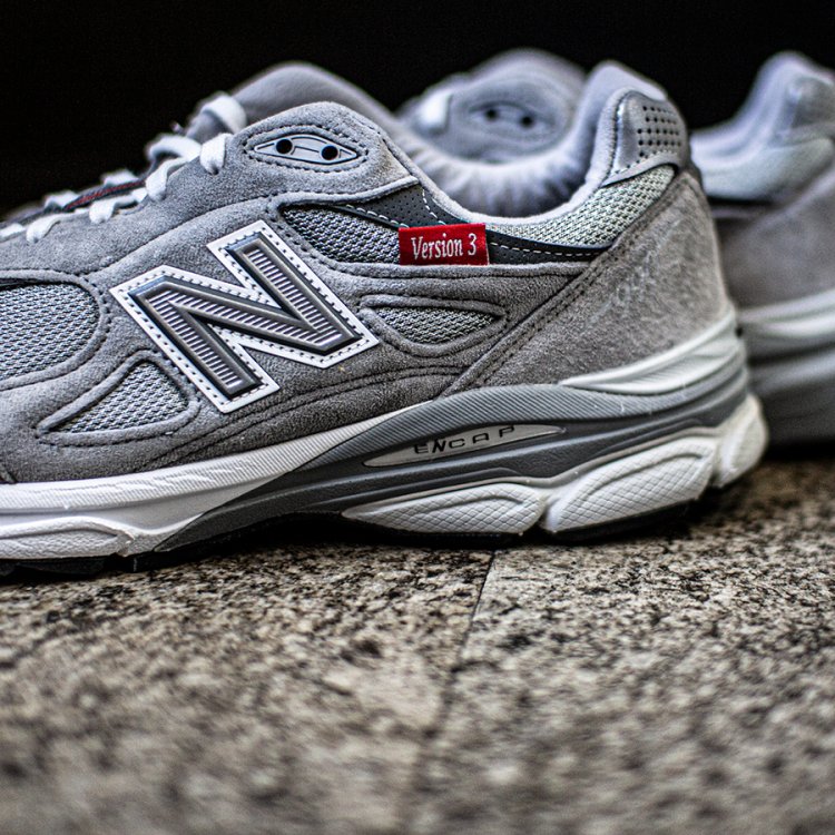 Attraction of New Balance "990v3" (1) " Cushioning and lightweight feeling that prevents fatigue even after wearing for a long time, and abrasion resistance that reduces wear and tear on the sole."