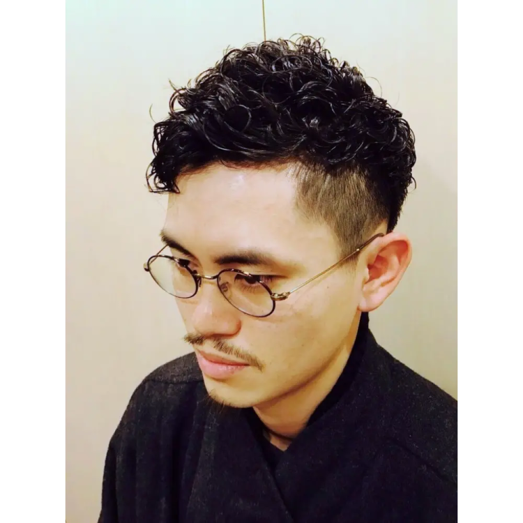 Hairstyle that looks good with glasses for men Recommended (9)