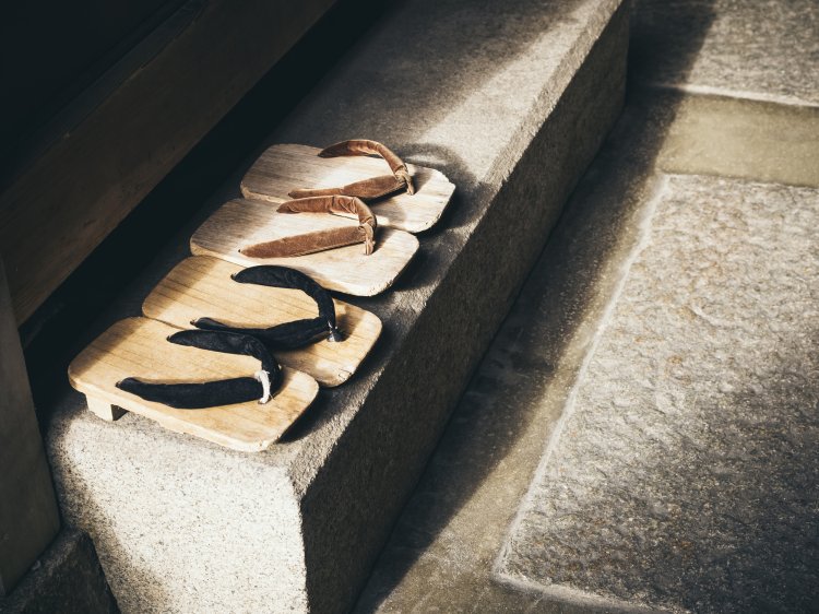 トングサンダルが生まれたのは、日本の伝統的な履きものがきっかけだった？