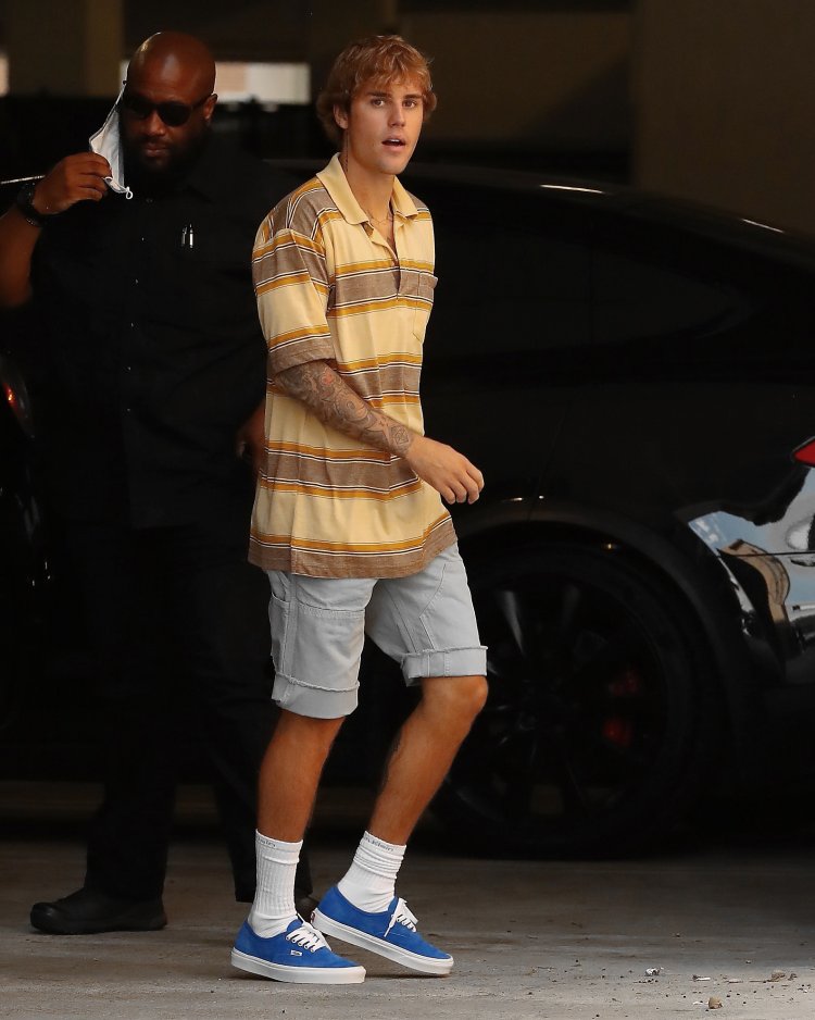 Justin Bieber arrives to a Digital Art Center during the Coronavirus Pandemic in LA