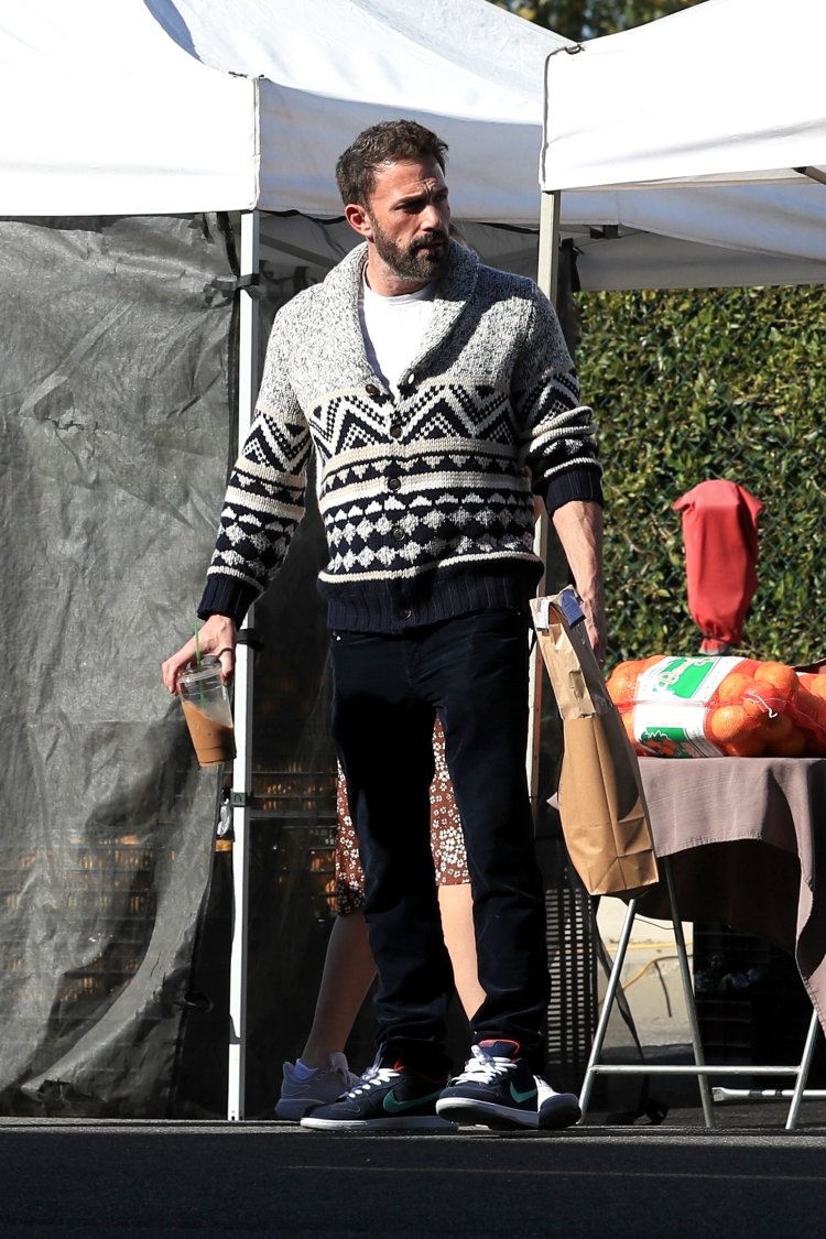 *EXCLUSIVE* Ben Affleck spends his Sunday at the Farmer's Market with his daughters